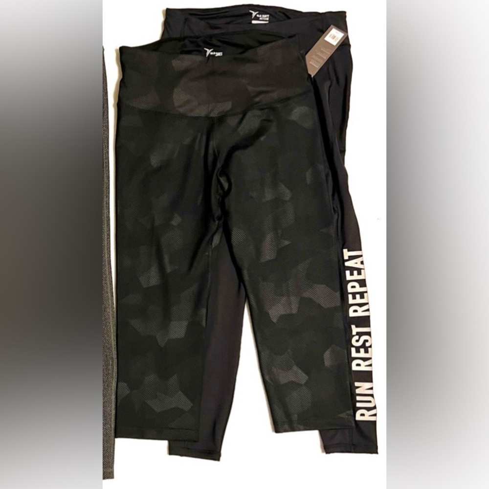 2 Lg Old Navy Active Go-Dry Leggings / Capris, Reflective (1 Pair)